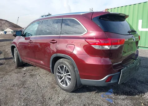 2018 Toyota Highlander Xle z USA, uszkodzony, nr VIN 5TDJZRFH1JS894990